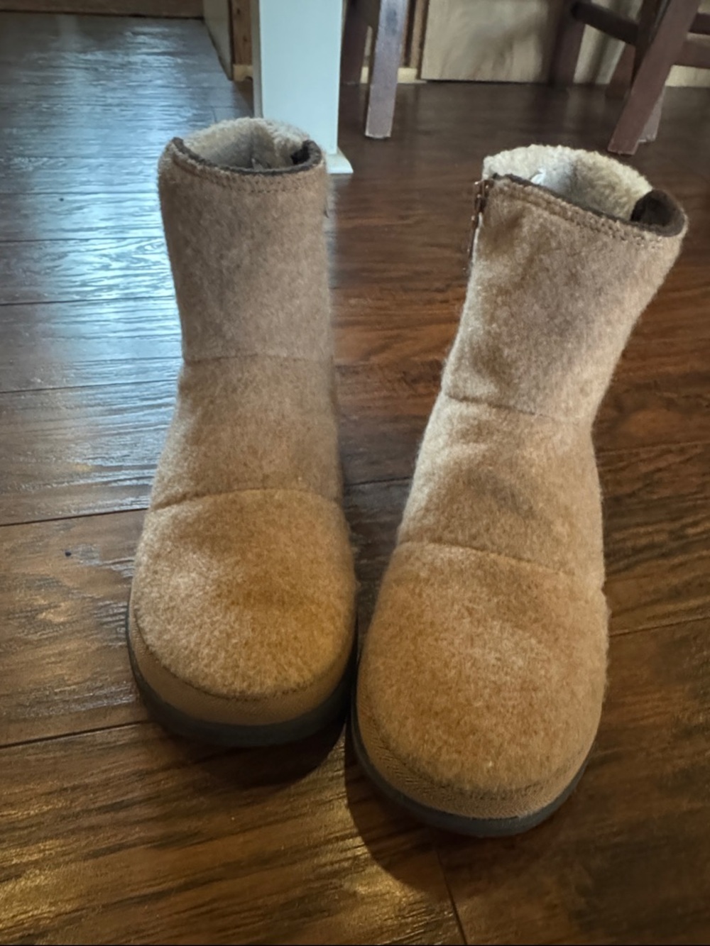 Women’s Chaco Cozy Booties sz8